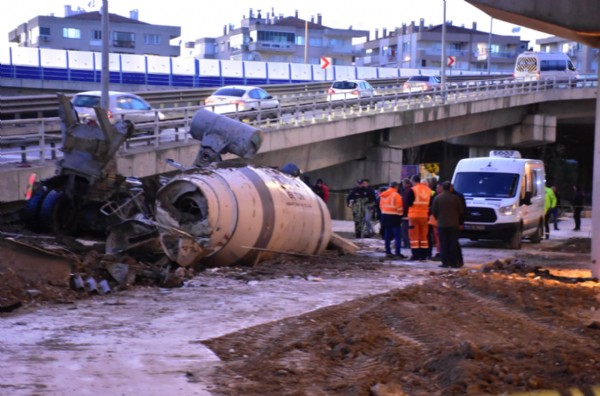 İzmir'de feci kaza! Beton mikseri viyadükten uçtu...